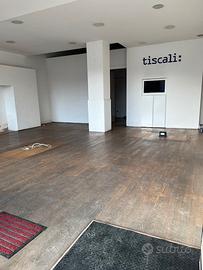 Negozio con due vetrine in zona centrale