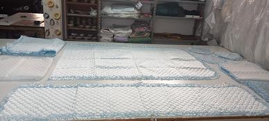 n° 3 completi per culla in raso trapuntato celeste