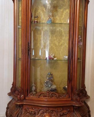 Vetrina quadri e vasi