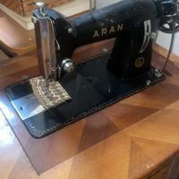 Macchina da cucire vintage con mobile