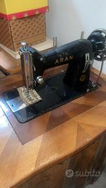 Macchina da cucire vintage con mobile