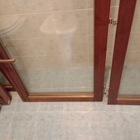 porta a scrigno in legno chiaro e 2 finestre 