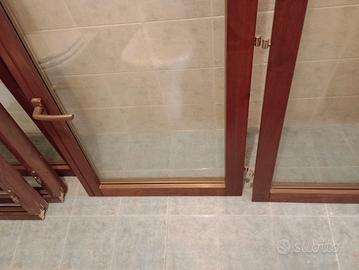 porta a scrigno in legno chiaro e 2 finestre 