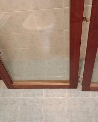 porta a scrigno in legno chiaro e 2 finestre 