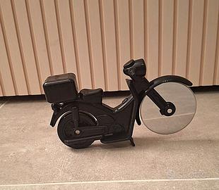 Taglia pizza a forma di Scooter