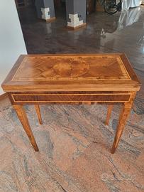 Elegante tavolino Luigi XVI intarsiato 