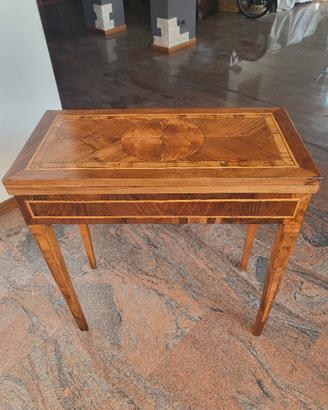 Elegante tavolino Luigi XVI intarsiato 