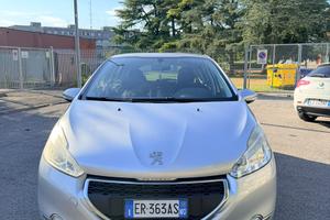 Peugeot 208 grigio