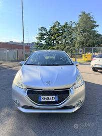 Peugeot 208 grigio