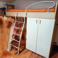 Letto a soppalco con armadio.