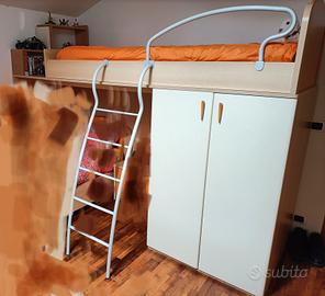 Letto a soppalco con armadio.