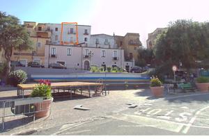 Appartamento su due livelli vista piazza Via Sola