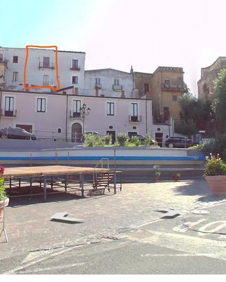 Appartamento su due livelli vista piazza Via Sola
