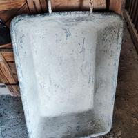 Bidoni di plastica e legno 