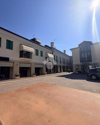 NEGOZIO A CAERANO DI SAN MARCO