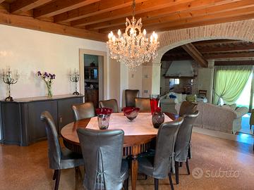 Pregiato  tavolo intarsiato allungabile per 12