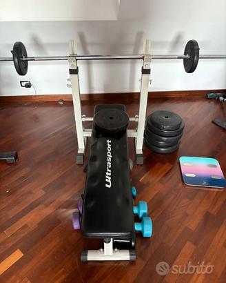 Panca con bilanciere e pesi