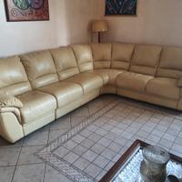 Divano in vera pelle.