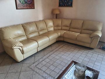 Divano in vera pelle.