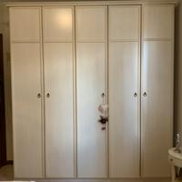 Armadio in legno a 5 ante