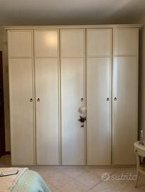 Armadio in legno a 5 ante