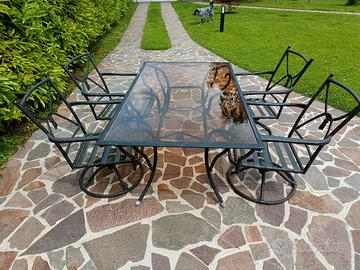 Tavolo e poltroncine da esterno