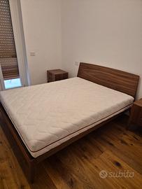Letto matrimoniale, comodini e cassettiera
