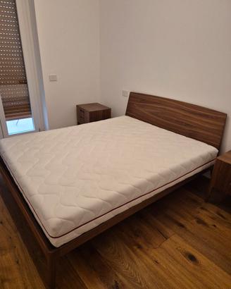 Letto matrimoniale, comodini e cassettiera