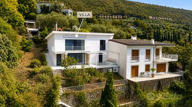 Villa con garage e vista sul Lago di Garda