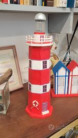 Faro decorativo fatto a mano rosso e bianco