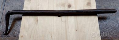 Catenaccio antico in ferro battuto