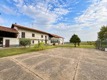 Cascinale indipendente a Santhià.