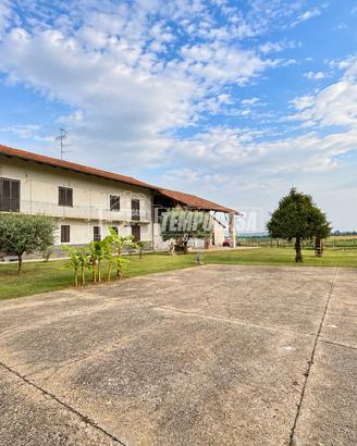 Cascinale indipendente a Santhià.