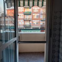 zanzariera porta finestra con struttura bianca