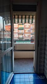 zanzariera porta finestra con struttura bianca