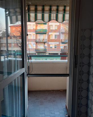 zanzariera porta finestra con struttura bianca