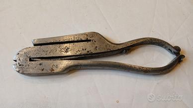 Antica pinza obliteratrice o perforatrice manuale