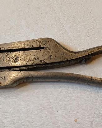 Antica pinza obliteratrice o perforatrice manuale