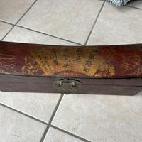 Antico cofanetto cinese in legno laccato
