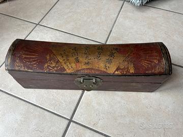 Antico cofanetto cinese in legno laccato