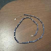 Cirocollo con perline di lapislazzuli e acciaio