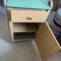 comodino in metallo da ospedale