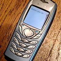 Nokia 6100 telefono cellulare anni '90