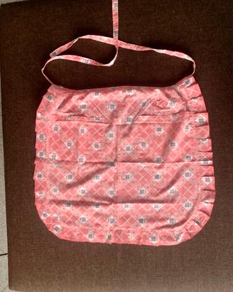 Grembiule vintage rosa con rombi e fiori