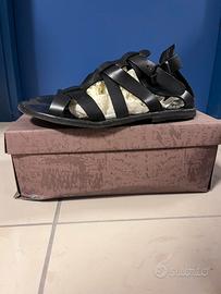 Sandalo nero in pelle Moma 43