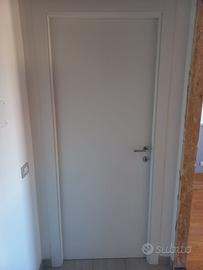 Porta in legno bianco