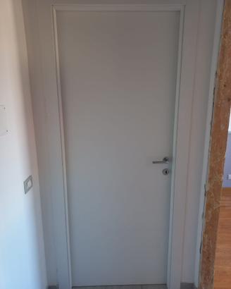 Porta in legno bianco