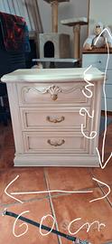 Coppia di comodini classici in legno