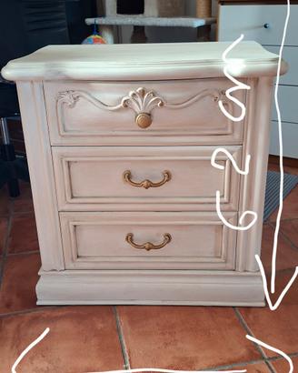 Coppia di comodini classici in legno