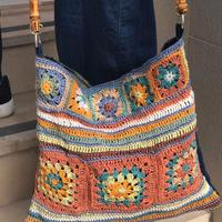 Borsa con mattonelle all'uncinetto e jeans